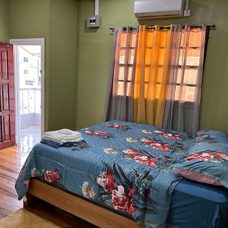 Hollywood Guesthouse จอร์จทาวน์ ภายนอก รูปภาพ